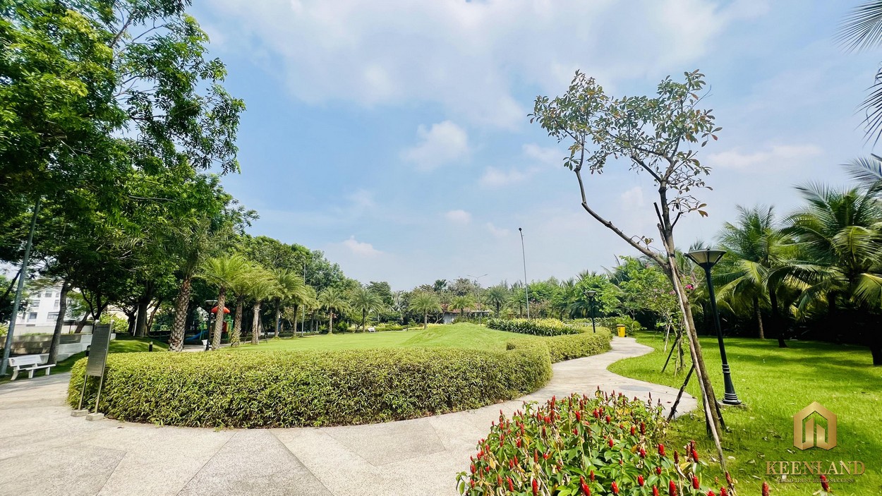 Khuôn viên cây xanh xung quanh căn hộ Thủ Thiêm Dragon