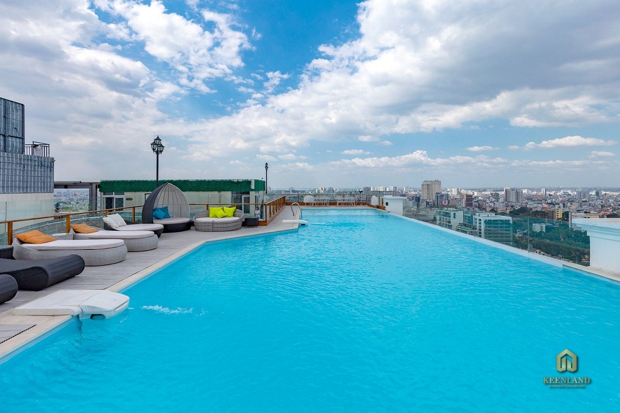 Hồ bơi tại căn hộ Léman Luxury Apartment